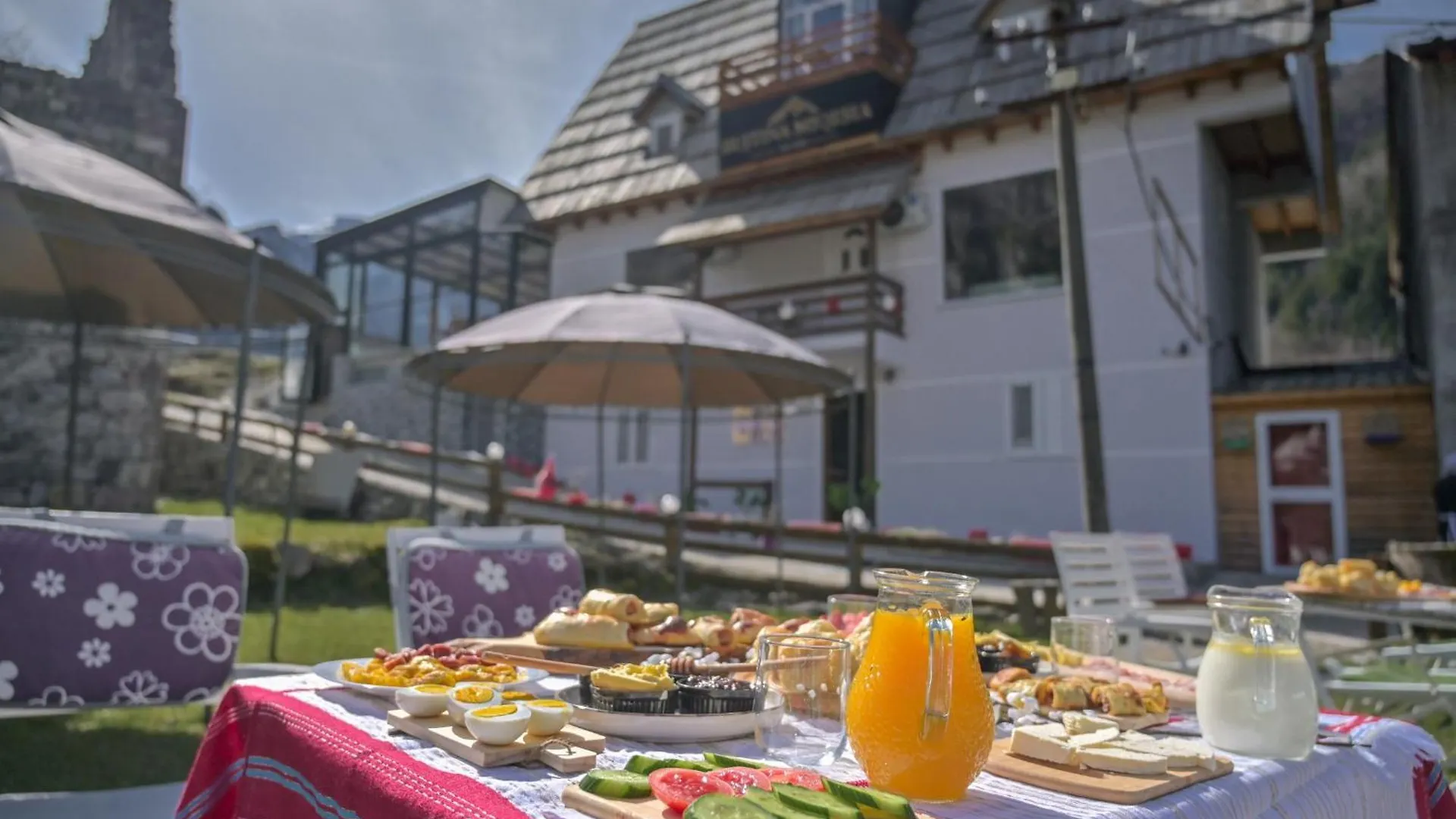 Bujtina Miqesia Bed & Breakfast Theth