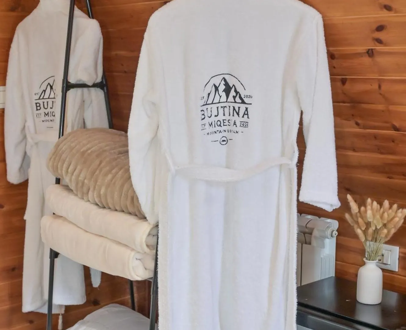 Bujtina Miqesia Bed & Breakfast Theth 0*,  Albania