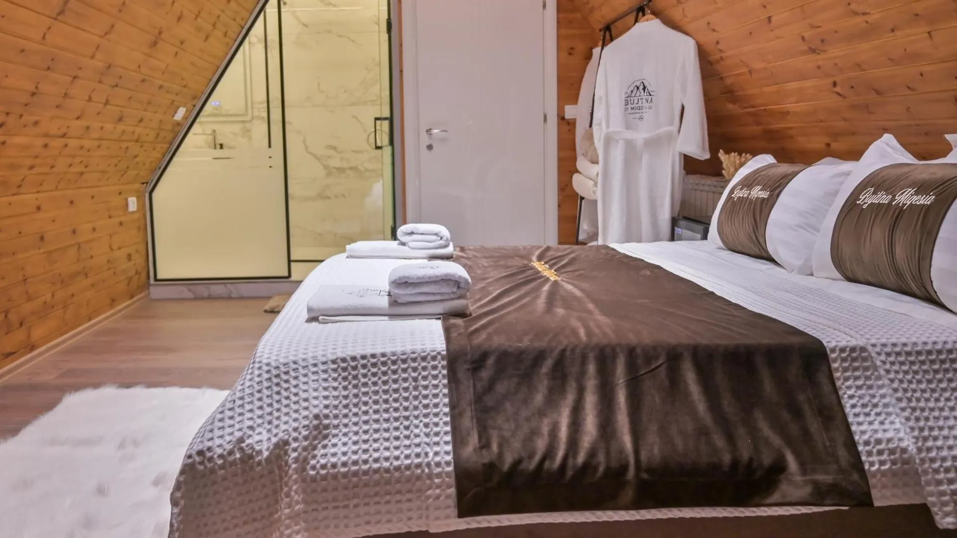 Bujtina Miqesia Bed & Breakfast Theth