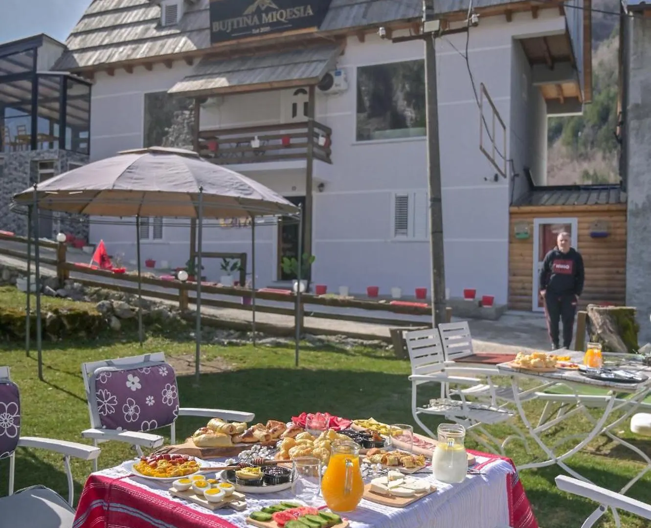 Bujtina Miqesia Bed & Breakfast Theth