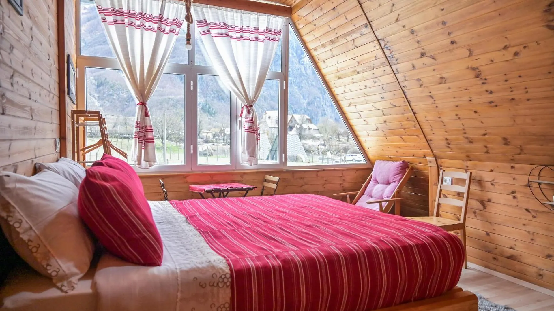 Bujtina Miqesia Bed & Breakfast Theth 0*,