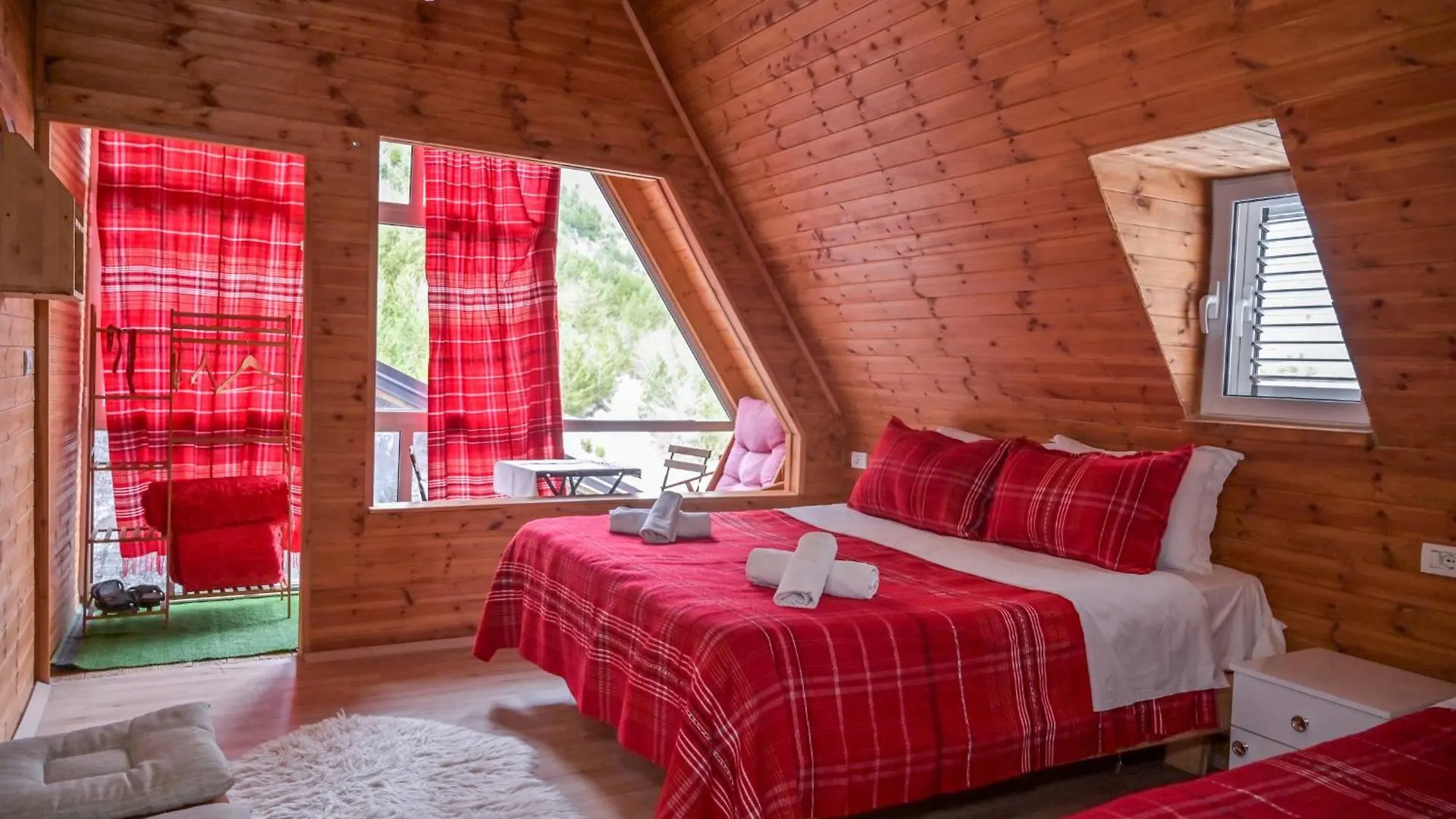 Bujtina Miqesia Bed & Breakfast Theth