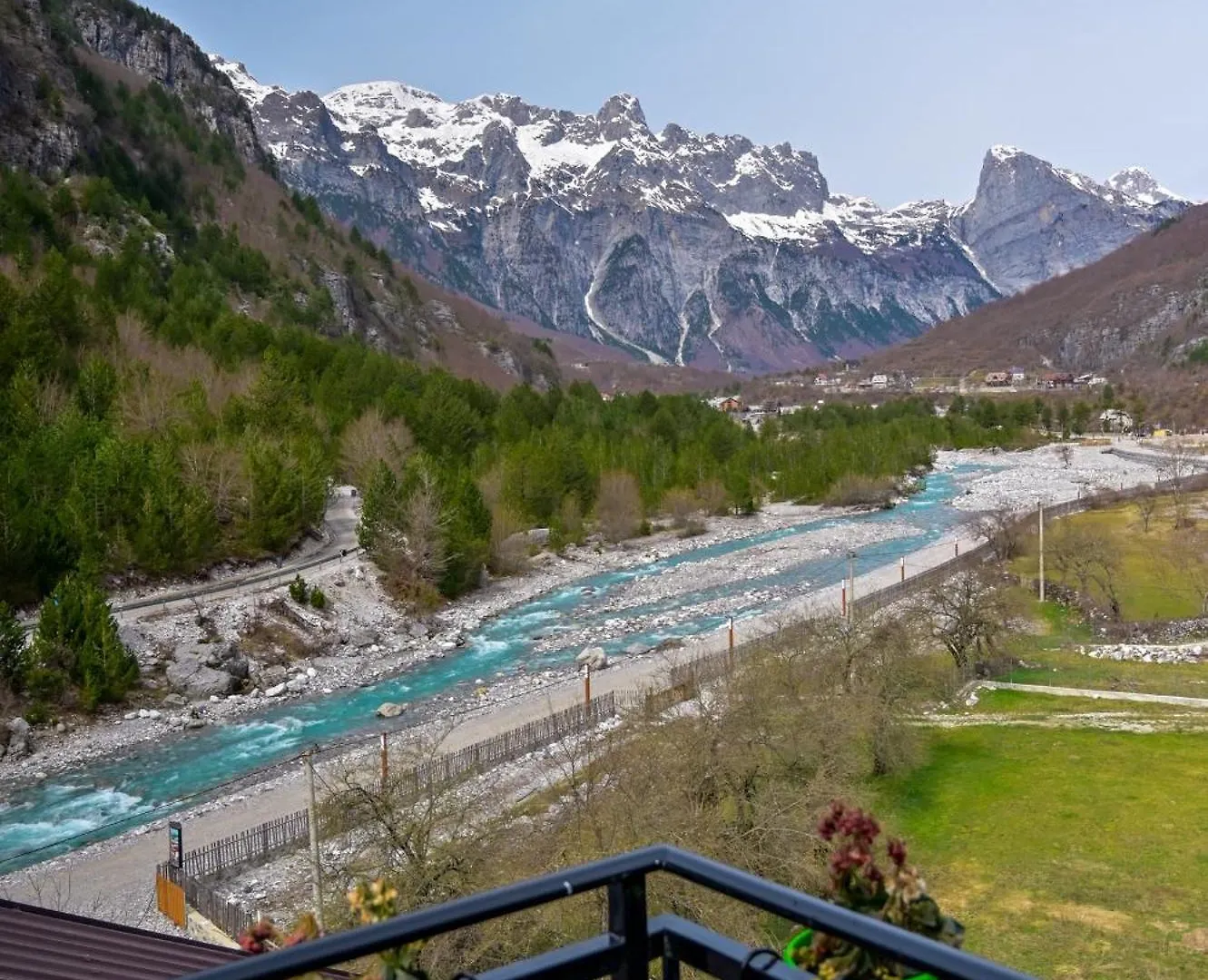 Bujtina Miqesia Bed & Breakfast Theth