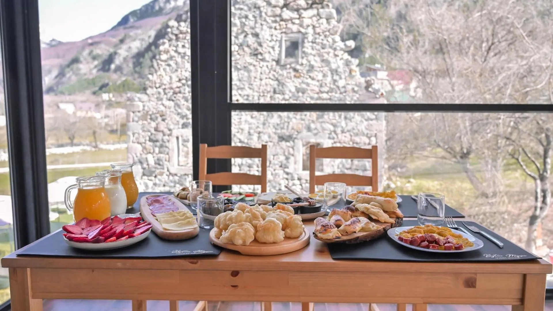 Bujtina Miqesia Bed & Breakfast Theth
