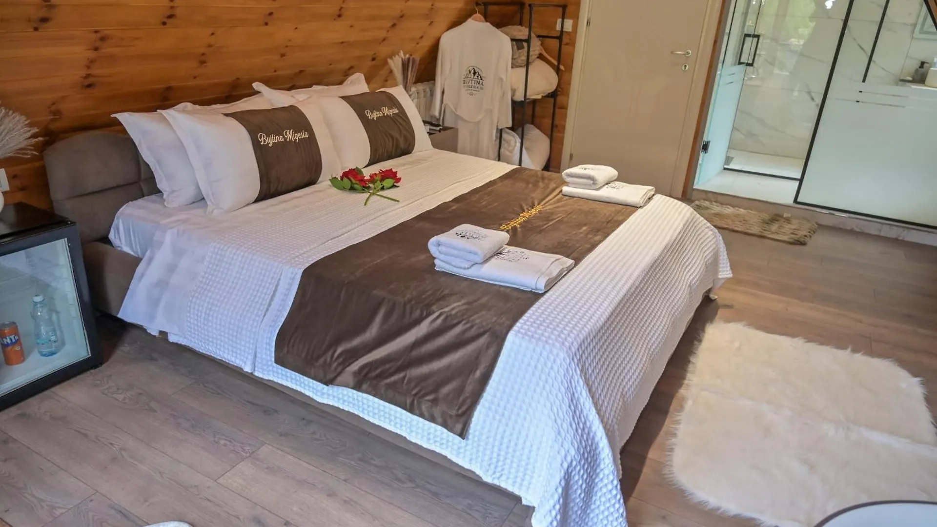 Bujtina Miqesia Bed & Breakfast Theth