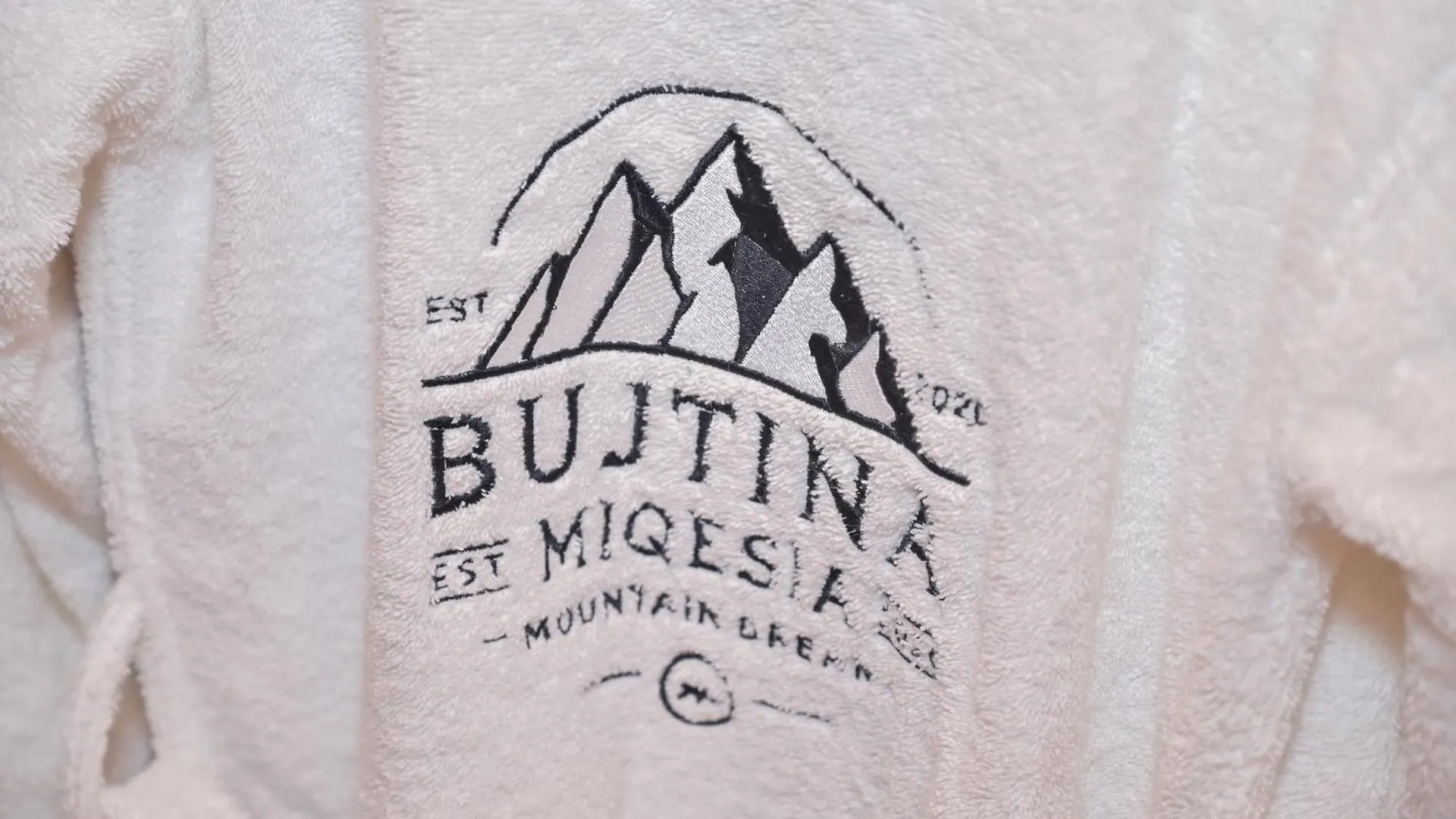 Bujtina Miqesia Bed & Breakfast Theth