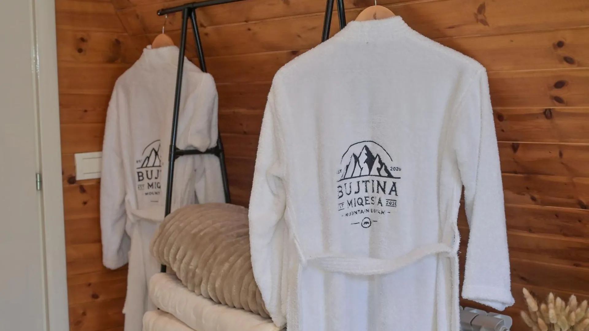 Bujtina Miqesia Bed & Breakfast Theth