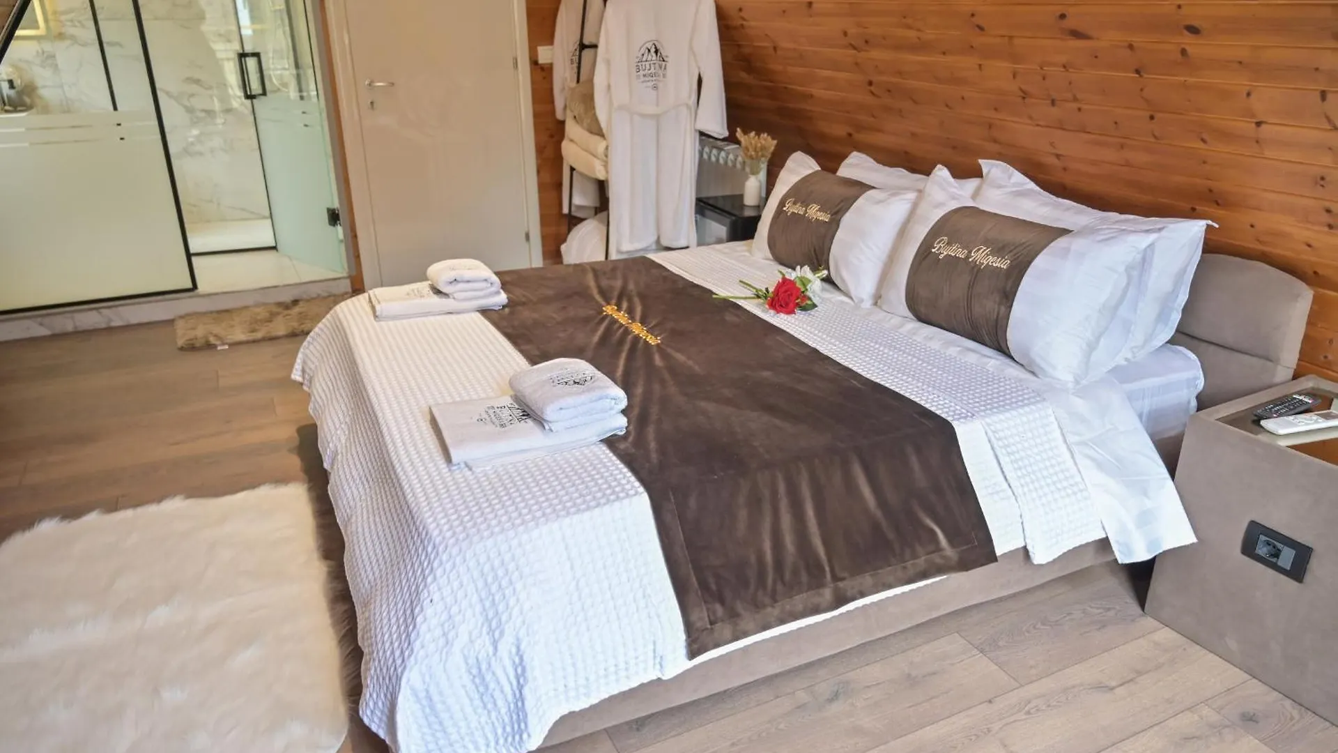 Bujtina Miqesia Bed & Breakfast Theth
