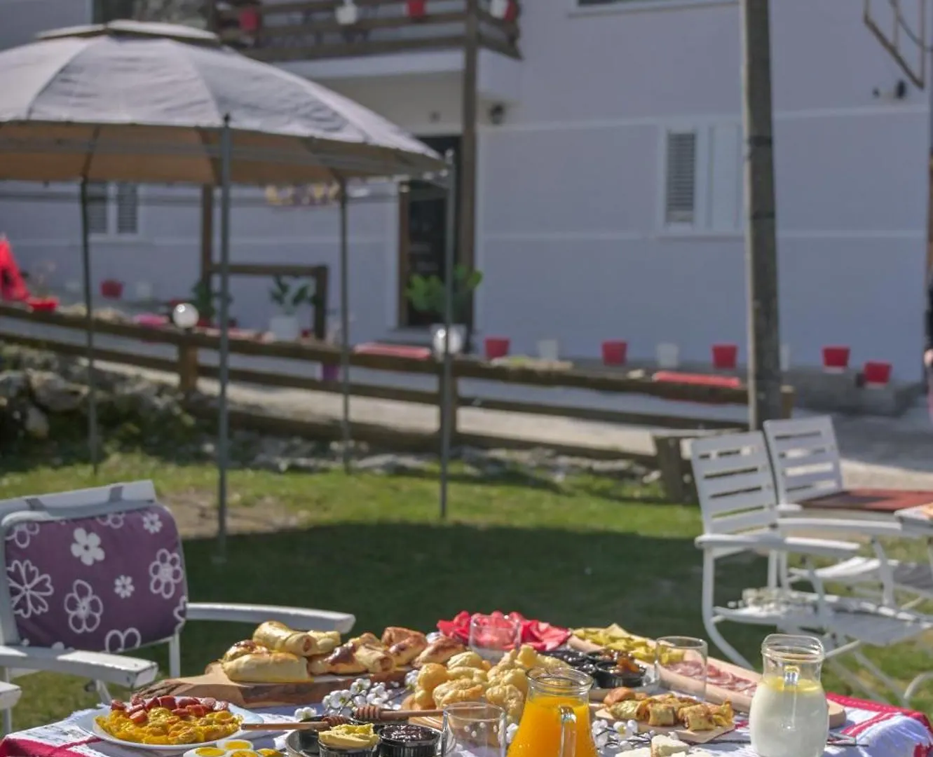 Bujtina Miqesia Bed & Breakfast Theth