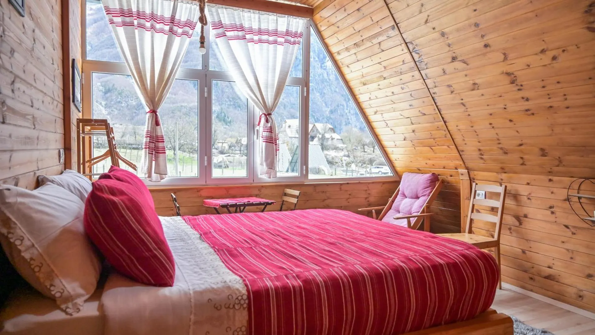 Bujtina Miqesia Bed & Breakfast Theth
