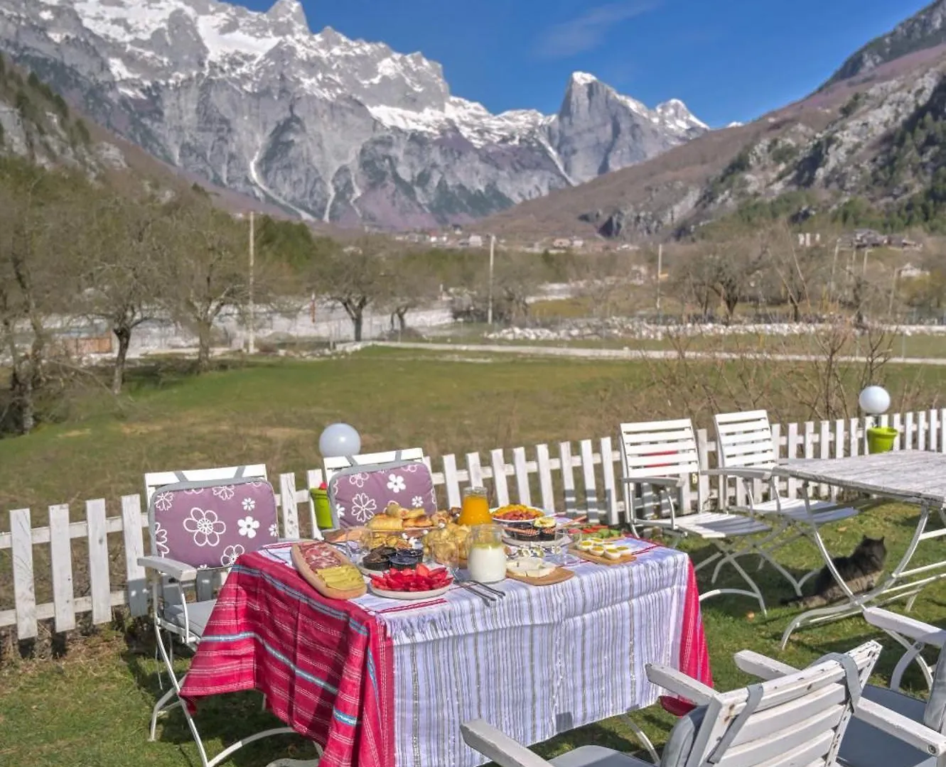 Bujtina Miqesia Bed & Breakfast Theth Albania
