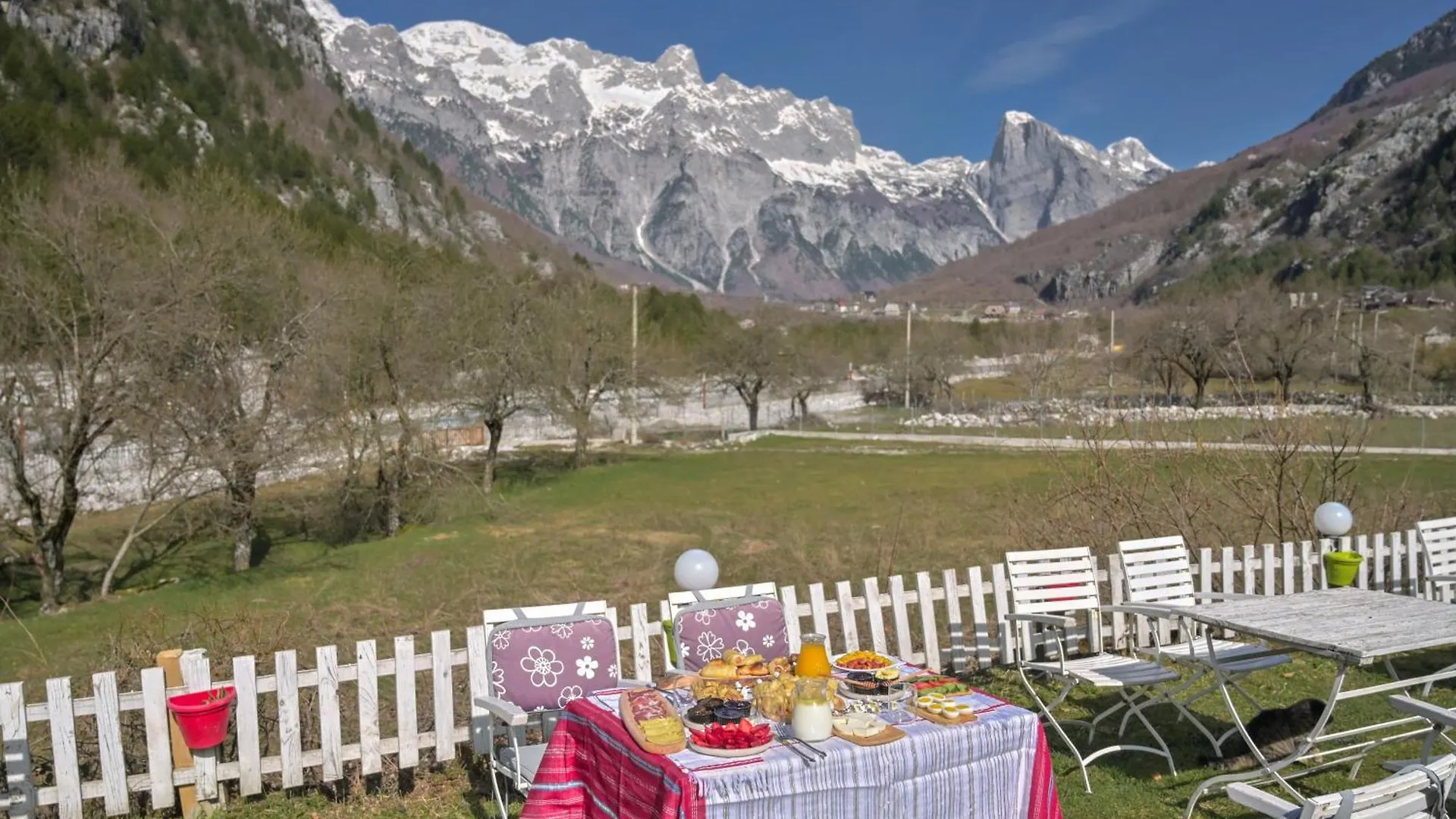 Bujtina Miqesia Bed & Breakfast Theth Albania