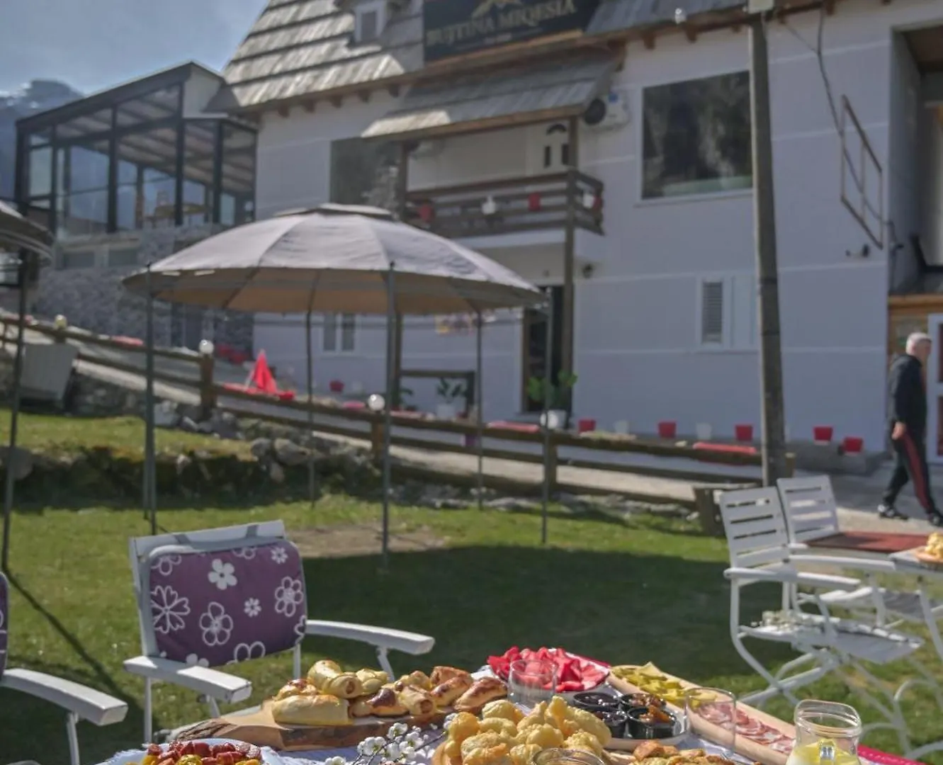 Bujtina Miqesia Bed & Breakfast Theth