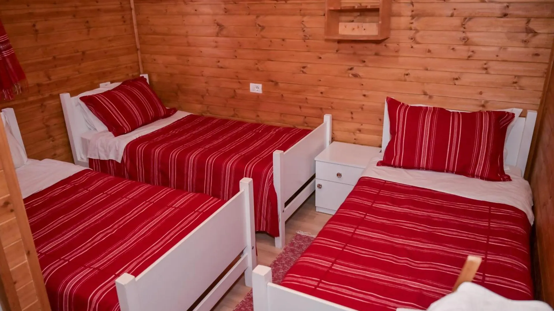 Bujtina Miqesia Bed & Breakfast Theth