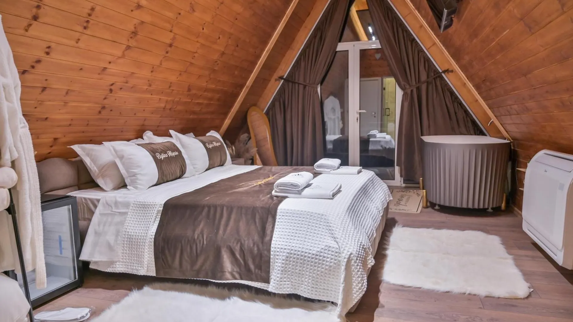 Bujtina Miqesia Bed & Breakfast Theth
