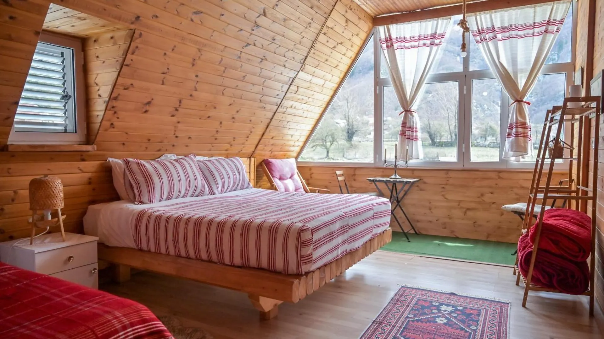 Bujtina Miqesia Bed & Breakfast Theth