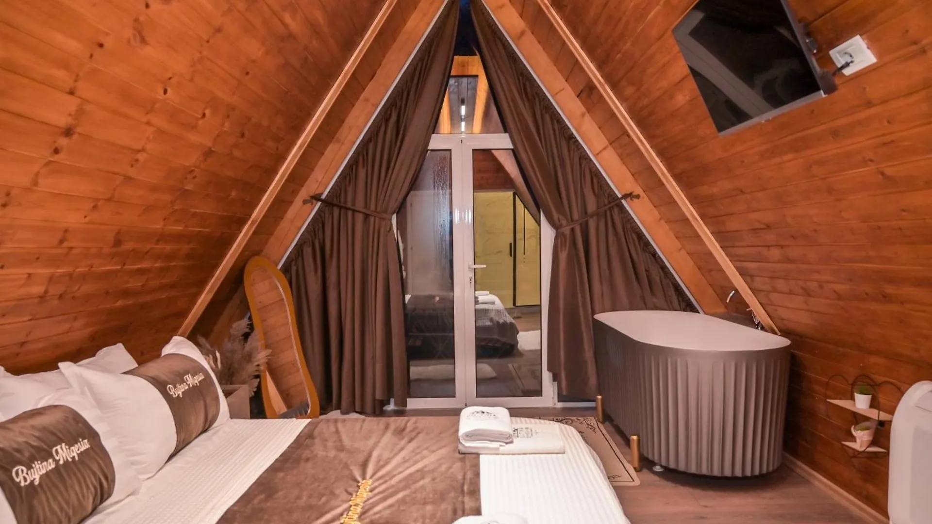 Bujtina Miqesia Bed & Breakfast Theth Albania
